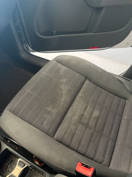 Beifahrer sitz des Golf Plus im dreckigen Zustand